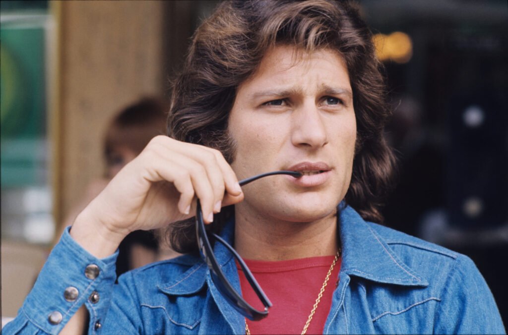 quel âge à le fils de mike brant